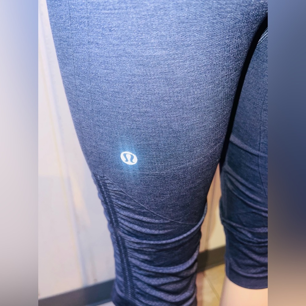 lululemon athletica Deep Blue Scrunch Capri Leggings - Picture 3 of 3